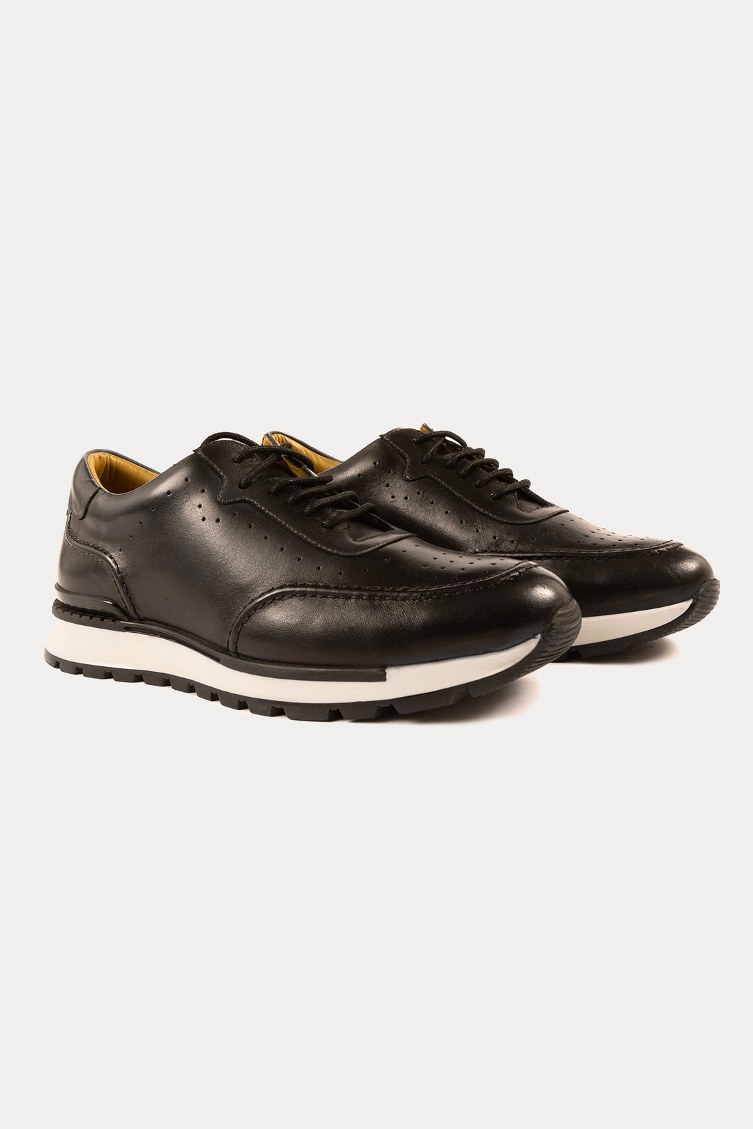 Canary Wharf Smart Trainers in Black